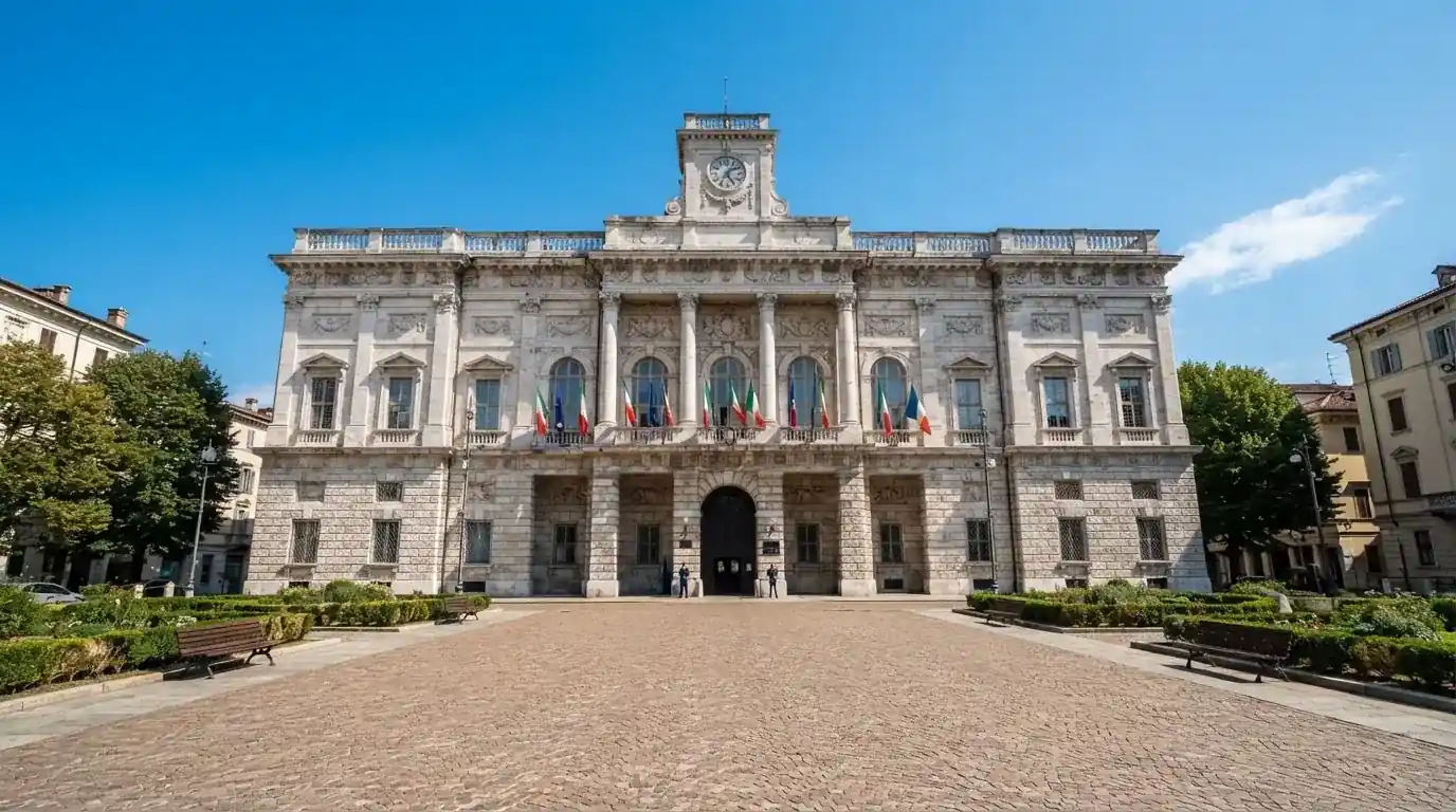 Historická úřední budova s vlajkami na slunečném náměstí — casina bez nutnosti vkladu s bonusem